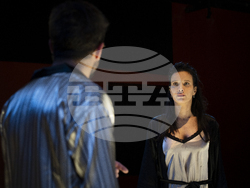  Яна Маринова и Петър Петров-Перо играят в постановката „Слънчева линия“ от Иван Вирипаев в „Червената къща“, снимка – екип