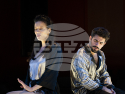  Яна Маринова и Петър Петров-Перо играят в постановката „Слънчева линия“ от Иван Вирипаев в „Червената къща“, снимка – екип