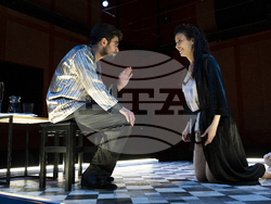  Яна Маринова и Петър Петров-Перо играят в постановката „Слънчева линия“ от Иван Вирипаев в „Червената къща“, снимка – екип