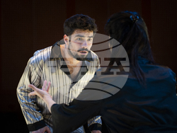  Яна Маринова и Петър Петров-Перо играят в постановката „Слънчева линия“ от Иван Вирипаев в „Червената къща“, снимка – екип