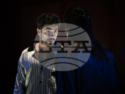  Яна Маринова и Петър Петров-Перо играят в постановката „Слънчева линия“ от Иван Вирипаев в „Червената къща“, снимка – екип