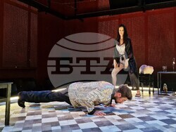  Яна Маринова и Петър Петров-Перо играят в постановката „Слънчева линия“ от Иван Вирипаев в „Червената къща“, снимка – Даниел Димитров/БТА