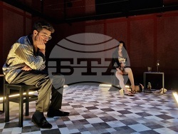  Яна Маринова и Петър Петров-Перо играят в постановката „Слънчева линия“ от Иван Вирипаев в „Червената къща“, снимка – Даниел Димитров/БТА