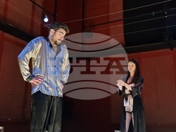  Яна Маринова и Петър Петров-Перо играят в постановката „Слънчева линия“ от Иван Вирипаев в „Червената къща“, снимка – Даниел Димитров/БТА