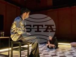  Яна Маринова и Петър Петров-Перо играят в постановката „Слънчева линия“ от Иван Вирипаев в „Червената къща“, снимка – Даниел Димитров/БТА