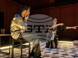  Яна Маринова и Петър Петров-Перо играят в постановката „Слънчева линия“ от Иван Вирипаев в „Червената къща“, снимка – Даниел Димитров/БТА