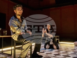  Яна Маринова и Петър Петров-Перо играят в постановката „Слънчева линия“ от Иван Вирипаев в „Червената къща“, снимка – Даниел Димитров/БТА