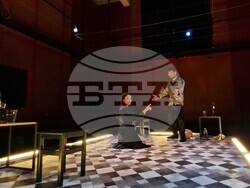  Яна Маринова и Петър Петров-Перо играят в постановката „Слънчева линия“ от Иван Вирипаев в „Червената къща“, снимка – Даниел Димитров/БТА