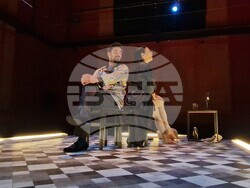  Яна Маринова и Петър Петров-Перо играят в постановката „Слънчева линия“ от Иван Вирипаев в „Червената къща“, снимка – Даниел Димитров/БТА