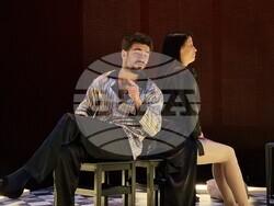  Яна Маринова и Петър Петров-Перо играят в постановката „Слънчева линия“ от Иван Вирипаев в „Червената къща“, снимка – Даниел Димитров/БТА