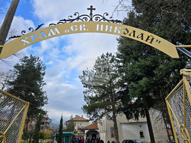 Възпитаници на Трето основно училище в Петрич четоха църковни текстове за Рождество Христово в местния храм „Св. Николай Чудотворец“