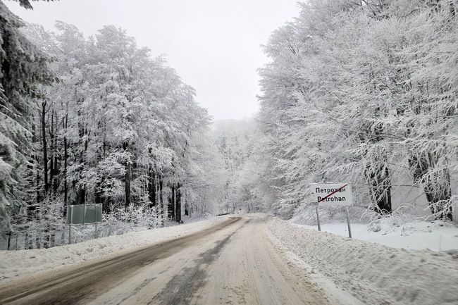 Проходът Петрохан в Стара планина се почиства, опесъчава и е проходим при зимни условия