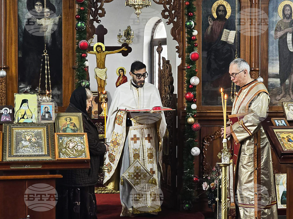 Празнични литургии отслужиха свещениците в храмовете в Добрич за Никулден