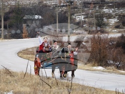 Снимка: Община Благоевград - Кметът на община Благоевград Илко Стоянов и кметът на Дъбрава Методи Стоянов короноваха Николай Стойнев за Цар на виното за 2023 г.