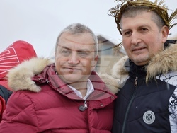 Снимка: Община Благоевград - Кметът на община Благоевград Илко Стоянов и кметът на Дъбрава Методи Стоянов короноваха Николай Стойнев за Цар на виното за 2023 г.