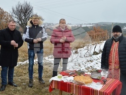 Снимка: Община Благоевград - Кметът на община Благоевград Илко Стоянов и кметът на Дъбрава Методи Стоянов короноваха Николай Стойнев за Цар на виното за 2023 г.