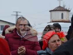 Снимка: Община Благоевград - Кметът на община Благоевград Илко Стоянов и кметът на Дъбрава Методи Стоянов короноваха Николай Стойнев за Цар на виното за 2023 г.