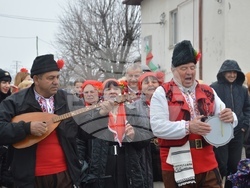Снимка: Община Благоевград - Кметът на община Благоевград Илко Стоянов и кметът на Дъбрава Методи Стоянов короноваха Николай Стойнев за Цар на виното за 2023 г.