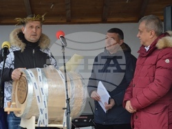 Снимка: Община Благоевград - Кметът на община Благоевград Илко Стоянов и кметът на Дъбрава Методи Стоянов короноваха Николай Стойнев за Цар на виното за 2023 г.