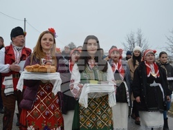 Снимка: Община Благоевград - Кметът на община Благоевград Илко Стоянов и кметът на Дъбрава Методи Стоянов короноваха Николай Стойнев за Цар на виното за 2023 г.