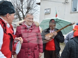 Снимка: Община Благоевград - Кметът на община Благоевград Илко Стоянов и кметът на Дъбрава Методи Стоянов короноваха Николай Стойнев за Цар на виното за 2023 г.