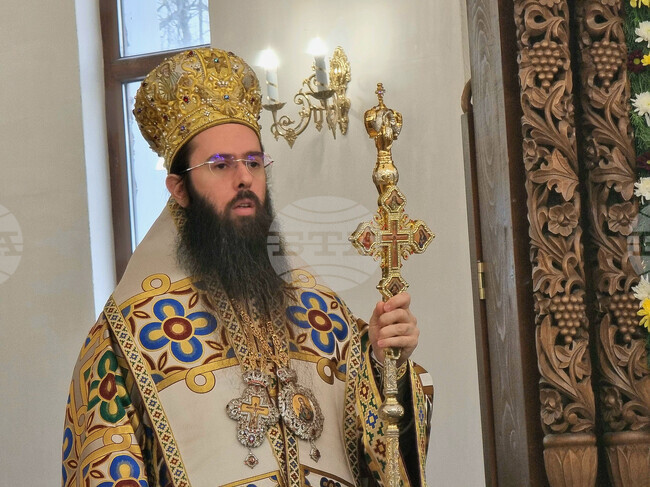 С тържествена литургия, отслужена от Сливенския митрополит Арсений, започна отбелязването на градския празник на Бургас 