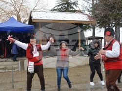 Снимка: Община Благоевград - Кметът на община Благоевград Илко Стоянов и кметът на Дъбрава Методи Стоянов короноваха Николай Стойнев за Цар на виното за 2023 г.