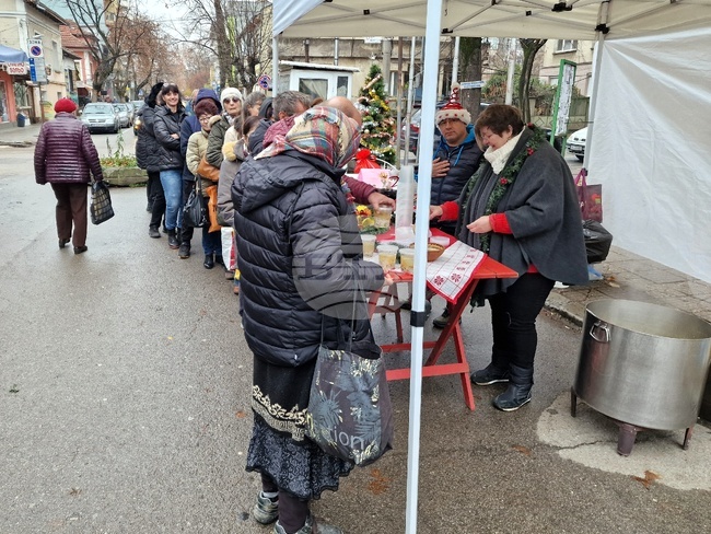 Никулденски курбан събра жители и гости на Монтана на общинския пазар в града