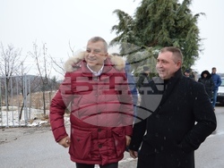 Снимка: Община Благоевград - Кметът на община Благоевград Илко Стоянов и кметът на Дъбрава Методи Стоянов короноваха Николай Стойнев за Цар на виното за 2023 г.