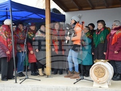 Снимка: Община Благоевград - Кметът на община Благоевград Илко Стоянов и кметът на Дъбрава Методи Стоянов короноваха Николай Стойнев за Цар на виното за 2023 г.