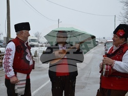 Снимка: Община Благоевград - Кметът на община Благоевград Илко Стоянов и кметът на Дъбрава Методи Стоянов короноваха Николай Стойнев за Цар на виното за 2023 г.
