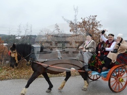 Снимка: Община Благоевград - Кметът на община Благоевград Илко Стоянов и кметът на Дъбрава Методи Стоянов короноваха Николай Стойнев за Цар на виното за 2023 г.