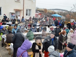 Снимка: Община Благоевград - Кметът на община Благоевград Илко Стоянов и кметът на Дъбрава Методи Стоянов короноваха Николай Стойнев за Цар на виното за 2023 г.