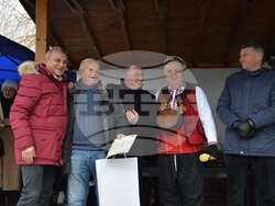 Снимка: Община Благоевград - Кметът на община Благоевград Илко Стоянов и кметът на Дъбрава Методи Стоянов короноваха Николай Стойнев за Цар на виното за 2023 г.