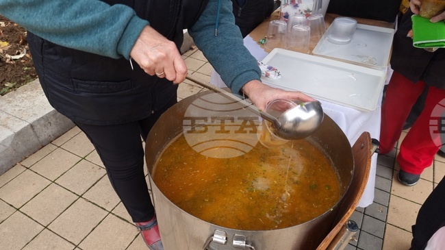Безплатна рибена чорба бе раздадена на гражданите на Ловеч по повод Никулден