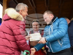 Снимка: Община Благоевград - Кметът на община Благоевград Илко Стоянов и кметът на Дъбрава Методи Стоянов короноваха Николай Стойнев за Цар на виното за 2023 г.