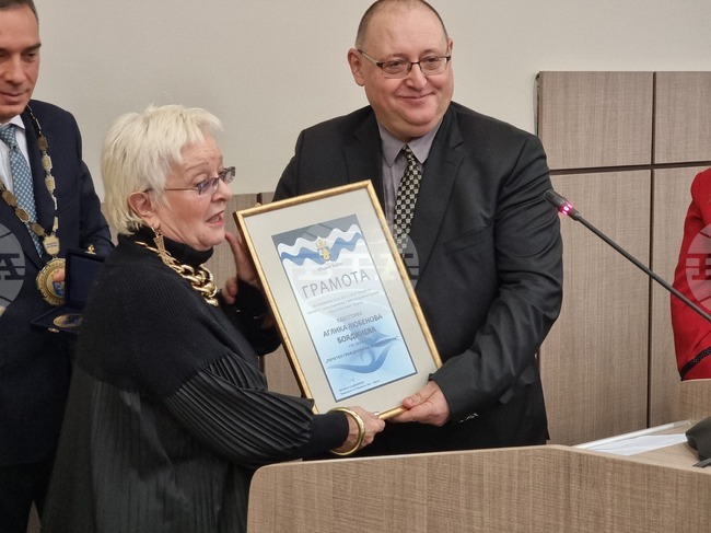 Аглика Бояджиева, дует "Бургас", д-р Лорис Мануелян и Жечка Сланинкова получиха званието "Почетен гражданин на Бургас"