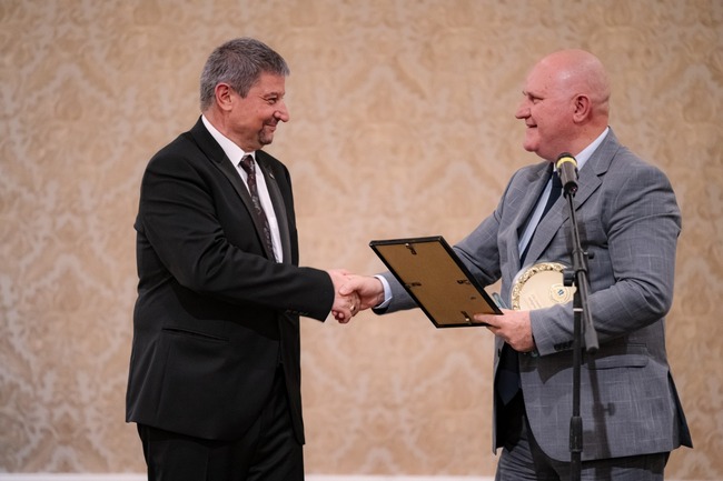 Министър Галин Цоков отличи с почетна грамота Синдиката "Образование" към КТ "Подкрепа" за неговата 35-годишнина