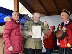 Снимка: Община Благоевград - Кметът на община Благоевград Илко Стоянов и кметът на Дъбрава Методи Стоянов короноваха Николай Стойнев за Цар на виното за 2023 г.