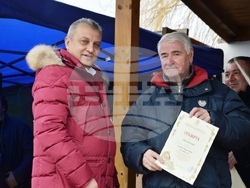 Снимка: Община Благоевград - Кметът на община Благоевград Илко Стоянов и кметът на Дъбрава Методи Стоянов короноваха Николай Стойнев за Цар на виното за 2023 г.