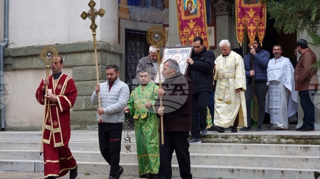 Литийно шествие с икона с вградени мощи на свети Николай Мирликийски Чудотворец се състоя в Ямбол