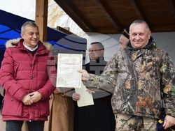 Снимка: Община Благоевград - Кметът на община Благоевград Илко Стоянов и кметът на Дъбрава Методи Стоянов короноваха Николай Стойнев за Цар на виното за 2023 г.