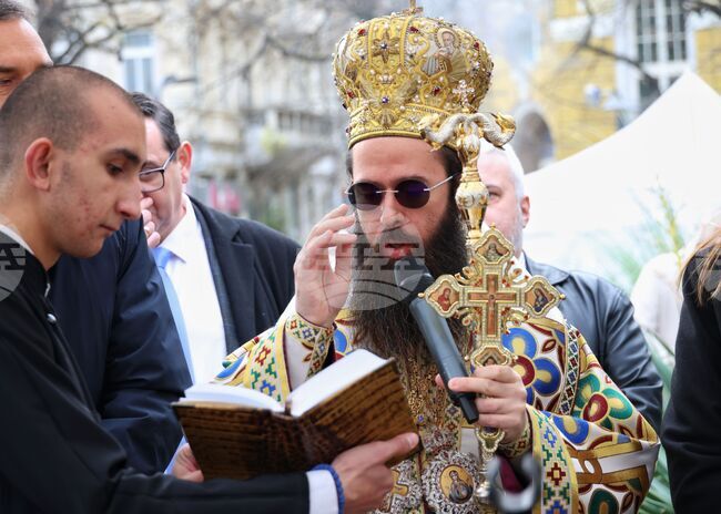 Митрополит Арсений отслужи молебен и освети рибен курбан в Бургас за празника на града 