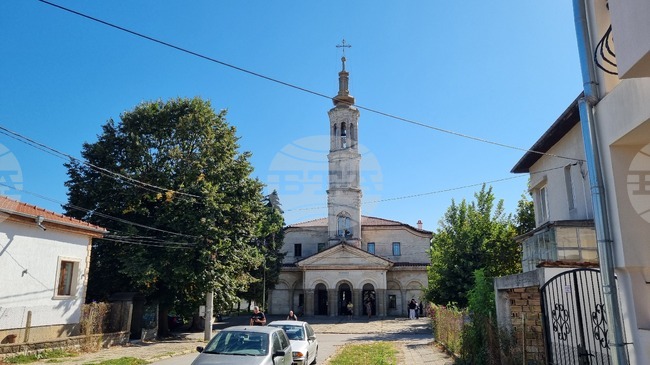 Енориаши от храм „Св. Успение Богородично“ в Търговище подпомагат нуждаещи се в две акции