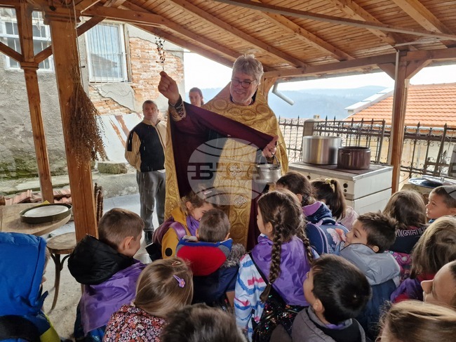 Рибен курбан за Никулден раздадоха в църквата „Свети Николай“ във Велико Търново