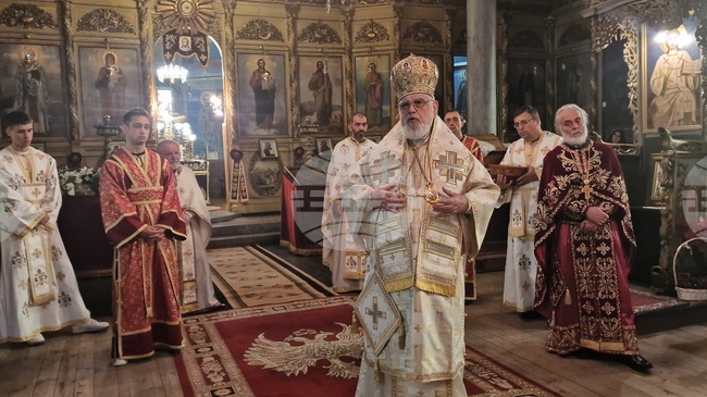 С тържествена литургия и курбан разградската църква "Св. Николай Мирликийски Чудотворец" отбеляза храмовия си празник