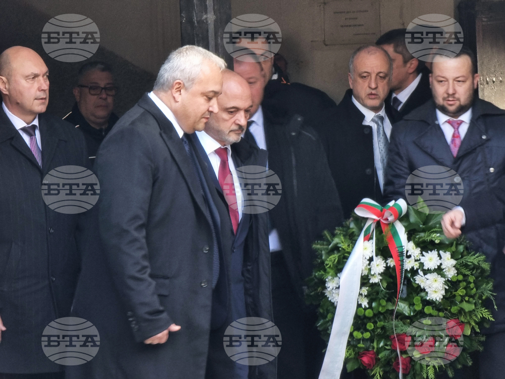 Българската делегация, водена от вицепремиера и министър на вътрешните работи Иван Демерджиев, поднесе цветя на гроба на Гоце Делчев в Скопие