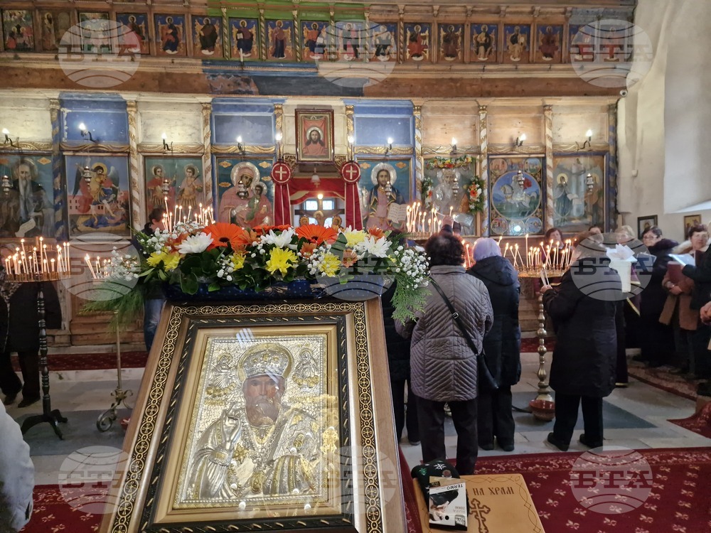 Десетки миряни се събраха в храм „Св. Николай Чудотворец“ в Самоков по случай празника