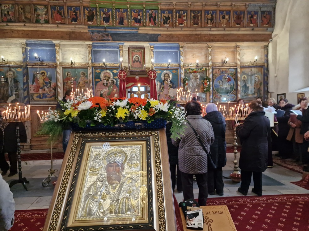Десетки миряни се събраха в храм „Св. Николай Чудотворец“ в Самоков по случай празника