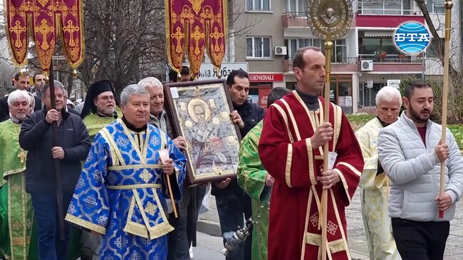 Литийно шествие с икона с вградени мощи на свети Николай Мирликийски Чудотворец се състоя в Ямбол